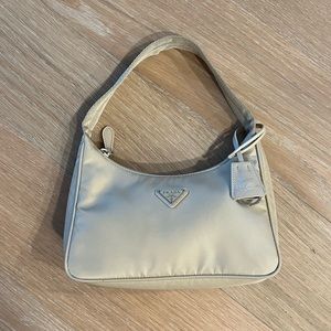 PRADA RE-EDITION 2000 🤍